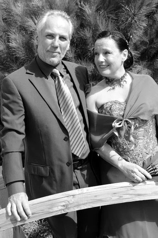 Robe &eacute;l&eacute;gante avec broderies florales, perles et cristaux, dans l&rsquo;esprit de la Haute-couture.