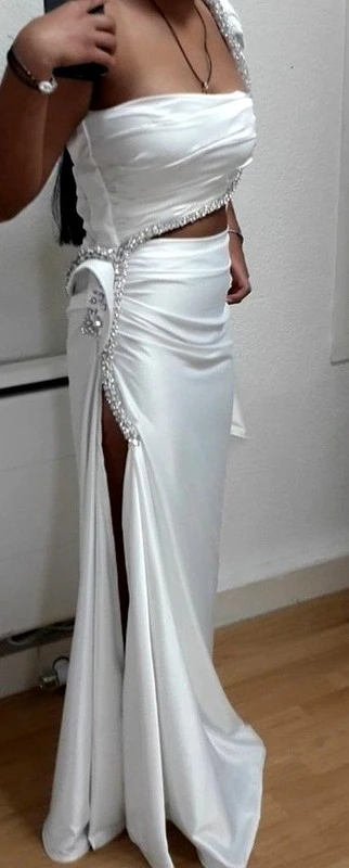 Robe blanche &eacute;l&eacute;gance cristalline, ornements scintillants.