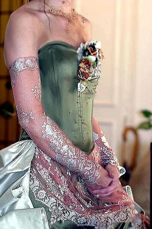 Robe &eacute;l&eacute;gante en vert tendre avec dentelle fine et broderies florales, parfaite pour les occasions sp&eacute;ciales.